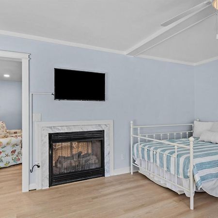 The Blue Lagoon Pine Knoll Shores Exterior photo
