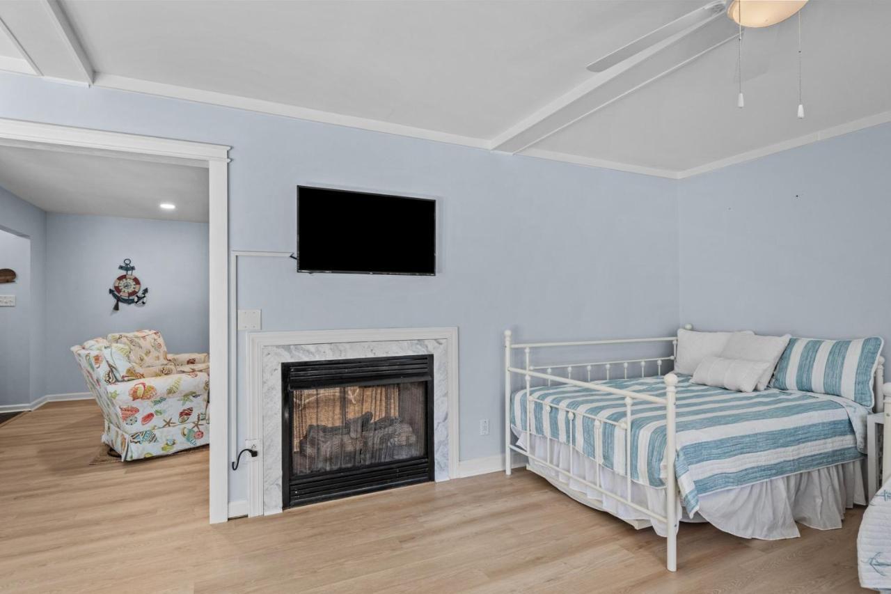 The Blue Lagoon Pine Knoll Shores Exterior photo